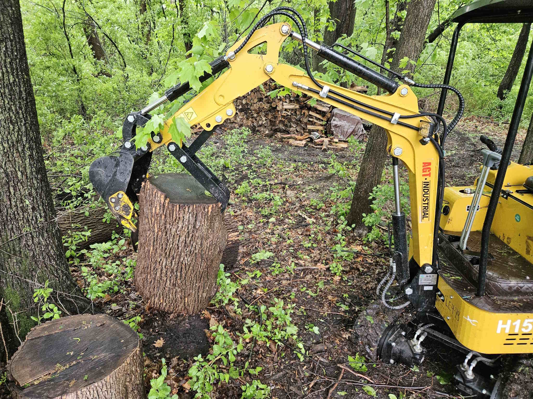 Mini excavator digging – photo 1