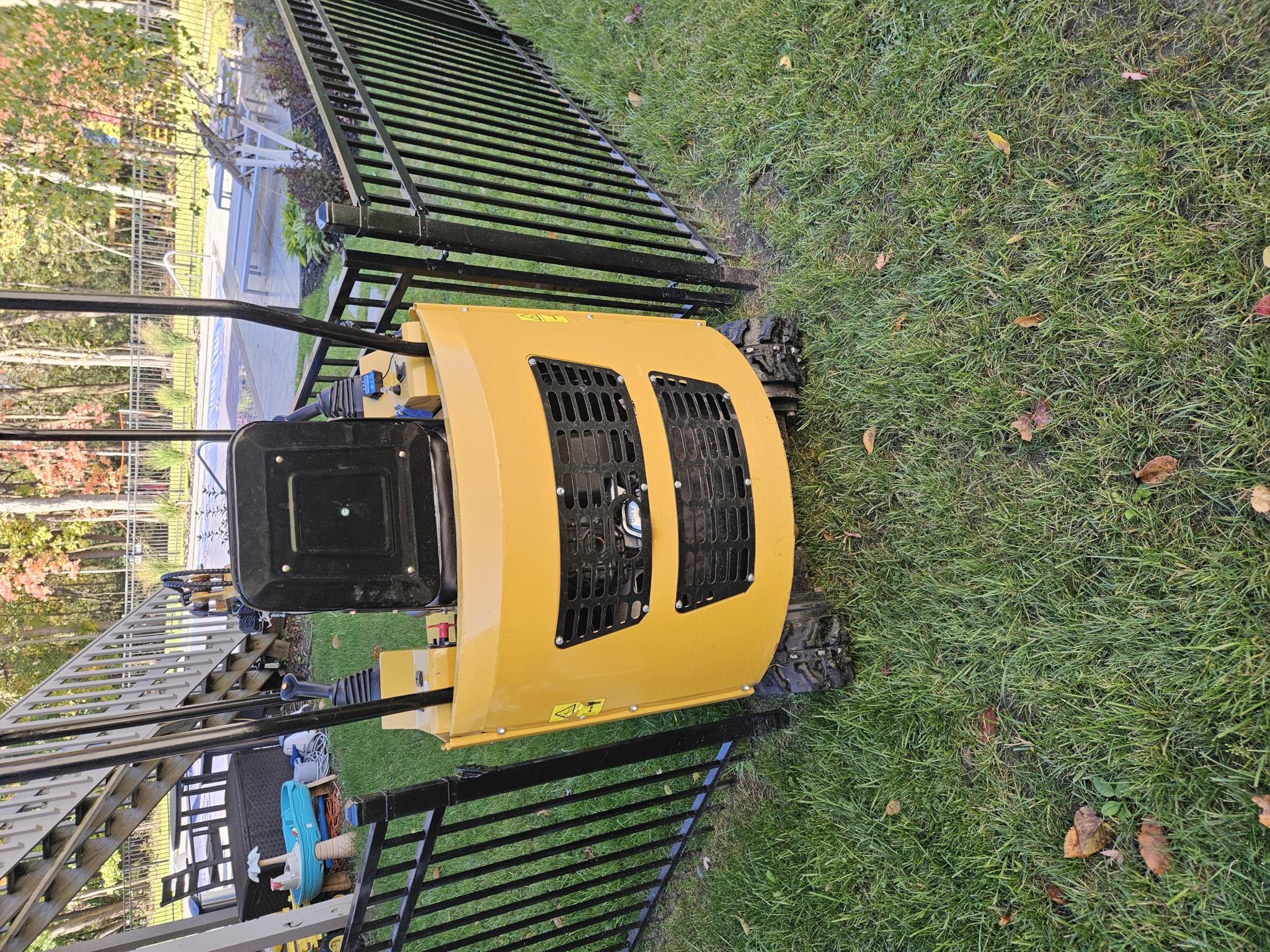 Mini excavator moving – photo 4